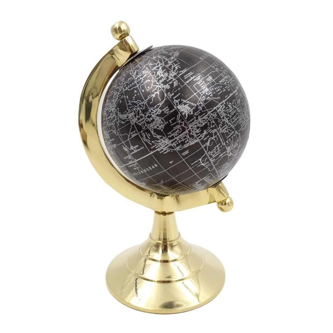 Dekoratívny glóbus Čierno-zlatý s možnosťou personalizácie gravírovania – elegantný doplnok ako darček, výška 20 cm, mosadzný podstavec, čierna mapa so striebornými nápismi