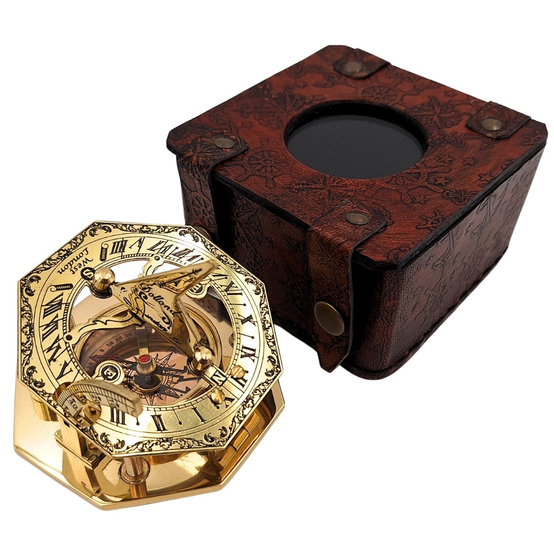 Mosadzný kompas v štýlovom koženom puzdre s možnosťou gravírovania – retro vintage darček pre cestovateľa, námorníka - výška 8 cm, elegantný mosadzný dizajn
