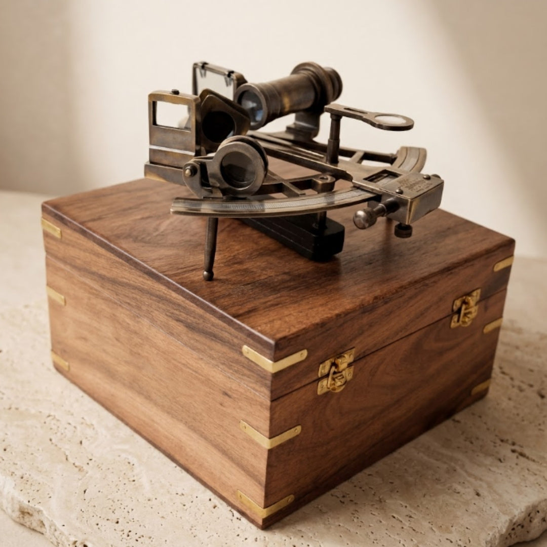 Mosadzný sextant s gravírovaním v drevenej škatuľke