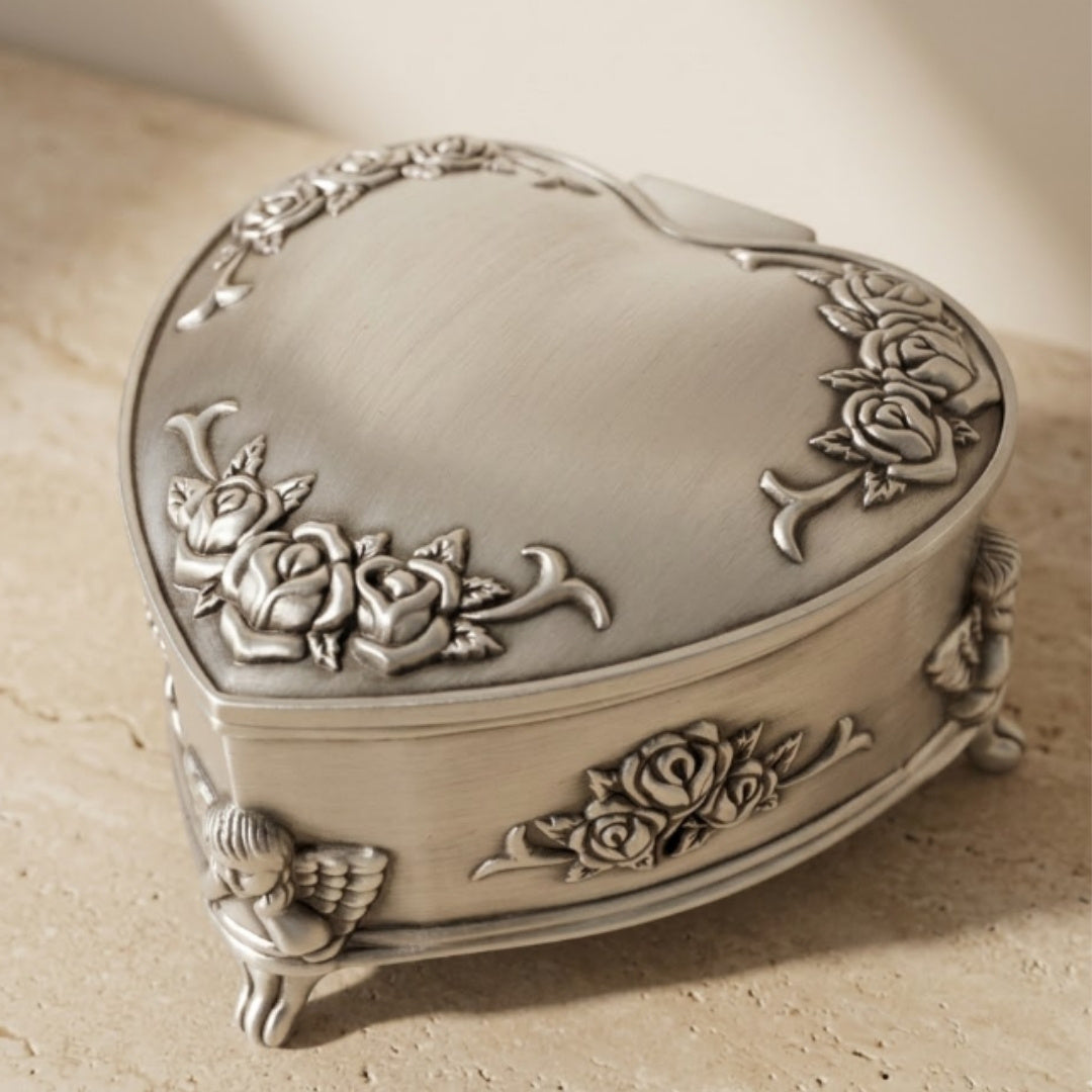 Kovová škatuľka v tvare srdca s možnosťou personalizácie gravírovaním – elegantný darček na Valentína, výročie alebo narodeniny, zdobená motívom ruže, rozmery 8,7 x 8,4 x 5,1 cm