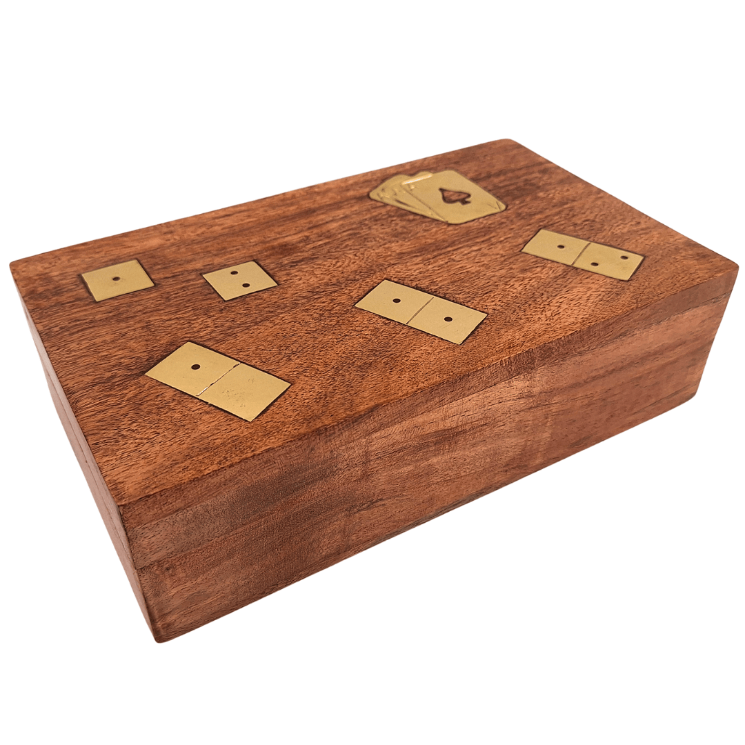 Súprava hier 3v1 v elegantnej drevenej škatuľke s možnosťou personalizácie gravírovaním - karty, domino, kocky - ideálny darček pre milovníkov spoločenských hier - rozmery: 22,5 x 13 x 6 cm, akácia s mosadznými zdobeniami