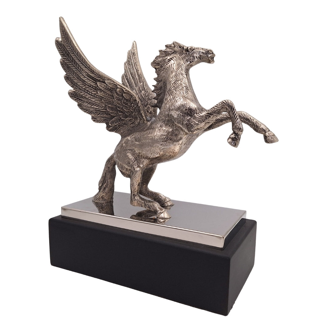 Dekoratívna figúrka Pegasa z hliníka na oceľovo-drevenom podstavci, personalizované gravírovanie, elegantný darček pre milovníkov gréckej mytológie, výška 36 cm, strieborná farba s čiernym podstavcom