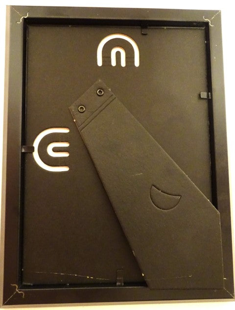 Mini gitara v štýle Jimmy Page s rámikom FMG-012, možnosť personalizácie gravírovaním, ideálna ako darček, drevený rámik 1,3cm x 16cm x 21,4cm, oceľová mini gitara na postavenie alebo zavesenie na stenu
