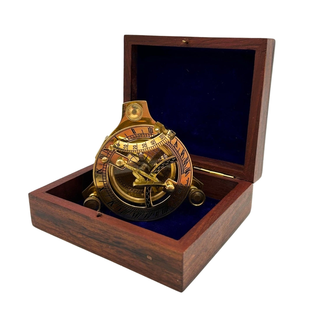 Mosadzný kompas Dollond v drevenej škatuľke s funkciou slnečných hodín - ideálny darček s možnosťou gravírovania - antický štýl, rozmery 7,5 x 7,5 x 3 cm
