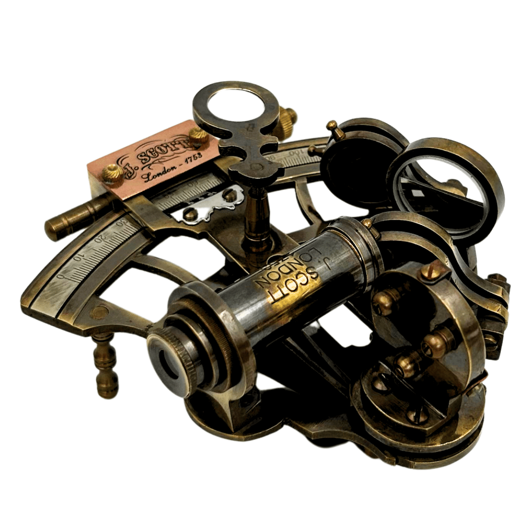 Retro mosadzný sextant v koženom puzdre - elegantný navigačný prístroj s možnosťou gravírovania - ideálny darček pre milovníkov jachtingu a histórie - rozmery 13x12x7 cm