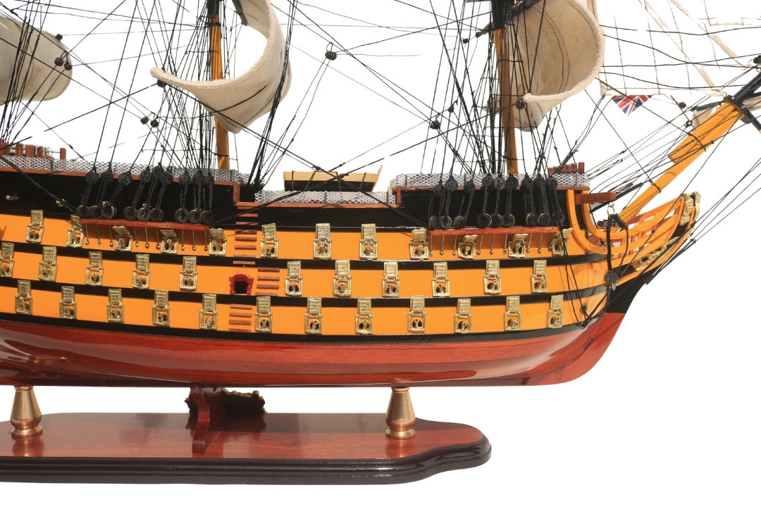 Model plachetnice HMS Victory 80cm zložený s možnosťou personalizácie gravírovaním - exkluzívna dekorácia ako darček, ručne vyrobený z exotického dreva, vysoká kvalita a dôraz na detaily