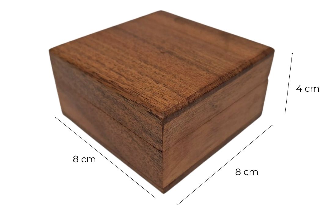 Drevená darčeková krabička – šperkovnica 8x8cm s tmavomodrou výplňou a možnosťou personalizácie gravírovaním