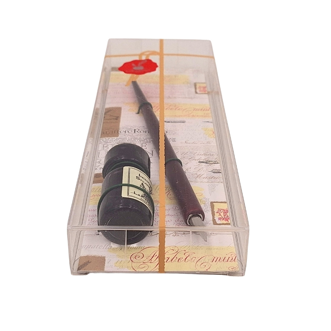 Elegantná súprava na kaligrafiu s dreveným perom a čiernym atramentom, možnosť personalizácie gravírovaním, ideálna ako darček pre milovníkov umenia písania, v ozdobnom balení 7,5 x 22 x 3 cm