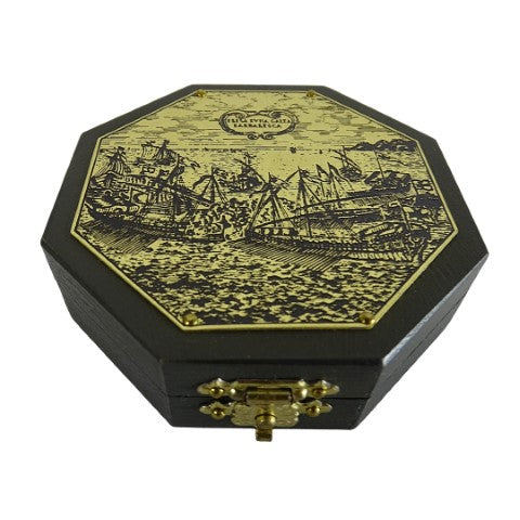 Oktagonálne slnečné hodiny a kompas H06 s možnosťou personalizácie gravírovaním – elegantný darček pre milovníkov navigácie, vyrobený z dreva a mosadze, s bohatou ornamentikou, rozmery 7,3 x 2 cm