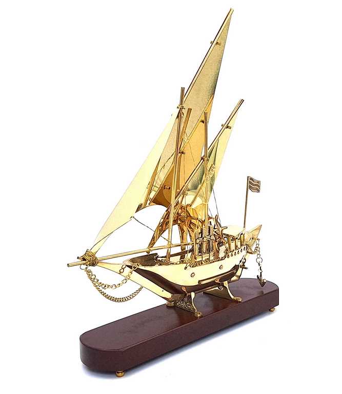 Mosadzný model lode na drevenom podstavci 43 cm s možnosťou personalizácie gravírovaním