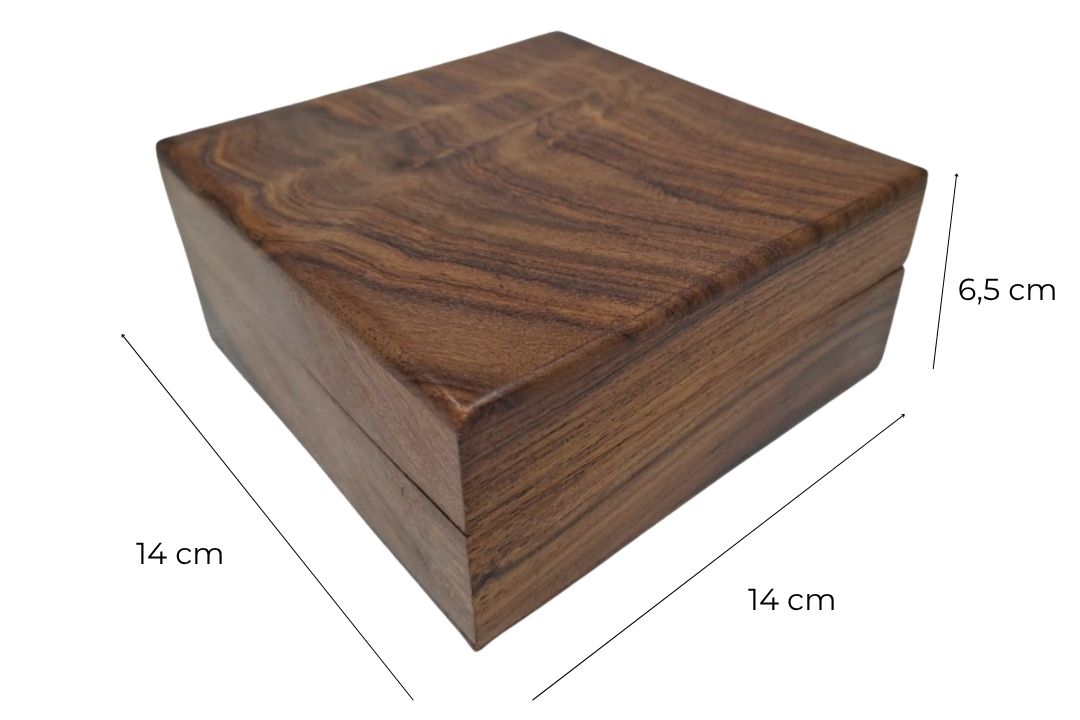 Elegantná drevená krabička s tmavomodrou výplňou 14x14x6,5 cm s možnosťou personalizácie gravírovaním