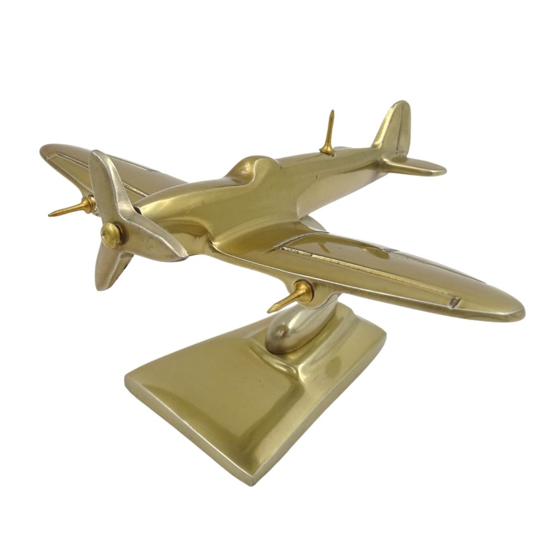 Model lietadla Spitfire, zlatá stíhačka z WWII, s možnosťou personalizácie gravírovaním – elegantný darček pre milovníkov letectva, vyrobený z hliníka, rozmery 15 × 13 × 8 cm