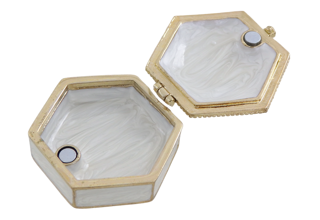 Elegantná kovová darčeková krabička s kryštálikmi B0035-08WH, bielo-zlatá, možnosť personalizácie gravírovaním, ideálna na šperky a drobnosti, 5x5x2cm
