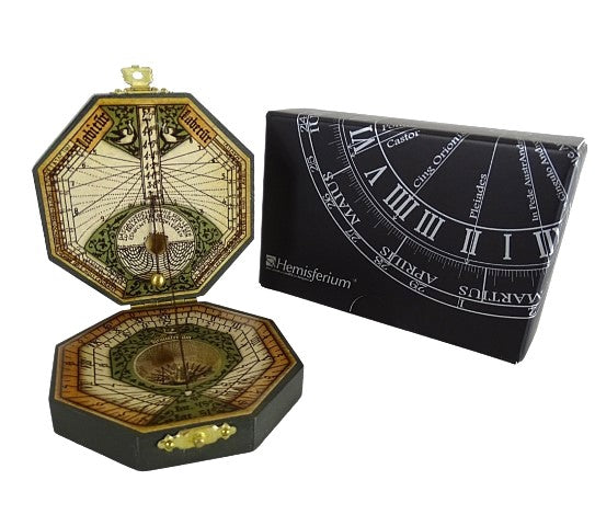 Oktagonálne slnečné hodiny a kompas H06 s možnosťou personalizácie gravírovaním – elegantný darček pre milovníkov navigácie, vyrobený z dreva a mosadze, s bohatou ornamentikou, rozmery 7,3 x 2 cm