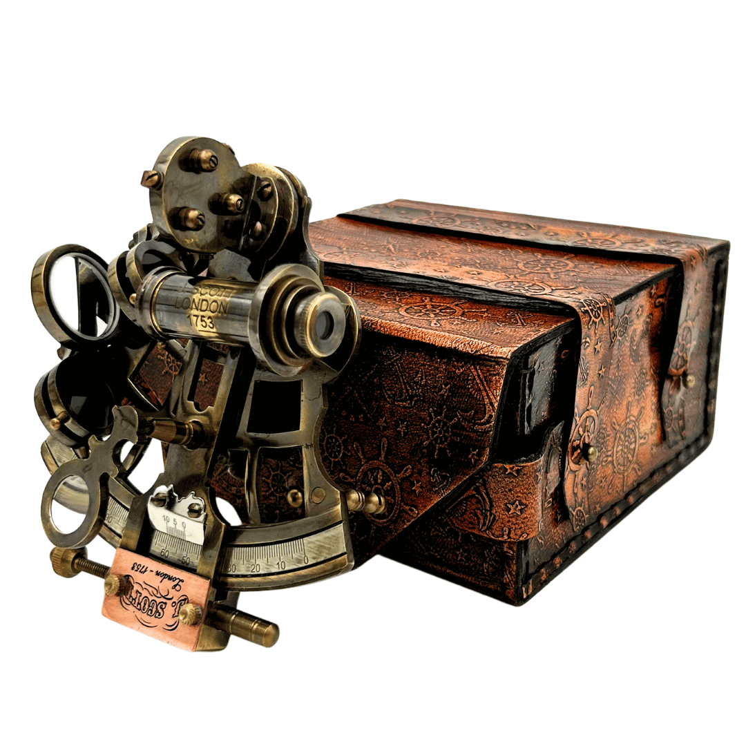 Retro mosadzný sextant v koženom puzdre - elegantný navigačný prístroj s možnosťou gravírovania - ideálny darček pre milovníkov jachtingu a histórie - rozmery 13x12x7 cm