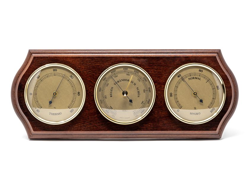 Meteorologická stanica Fischer 9176-22 s barometrom, vlhkomerom a teplomerom v mosadznom ráme na mahagónovej základni s možnosťou personalizácie gravírovaním