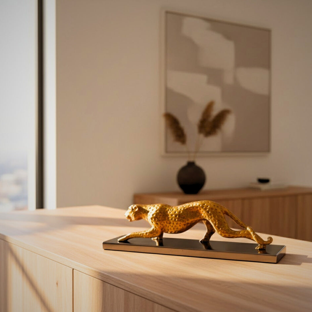 Elegantná dekoratívna figúrka zlatého leoparda 42cm s personalizovaným gravírovaním