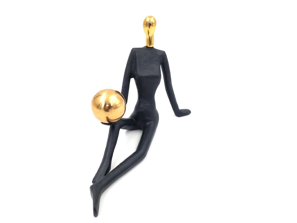 Dekoratívna figúrka Žena gymnastka s loptou, personalizované gravírovanie, výška 15cm, čierna a zlatá, ideálny darček na každú príležitosť