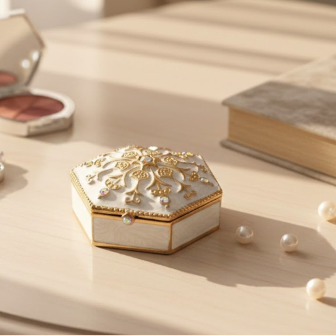 Elegantná kovová darčeková krabička s kryštálikmi B0035-08WH, bielo-zlatá, možnosť personalizácie gravírovaním, ideálna na šperky a drobnosti, 5x5x2cm