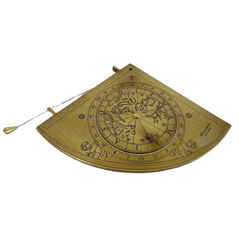 Mosadzný solárny kvadrant Gunter H39 s drevenou základňou, možnosť personalizácie gravírovaním, ideálny darček pre milovníkov astronómie, výška 17 cm, elegantné darčekové balenie