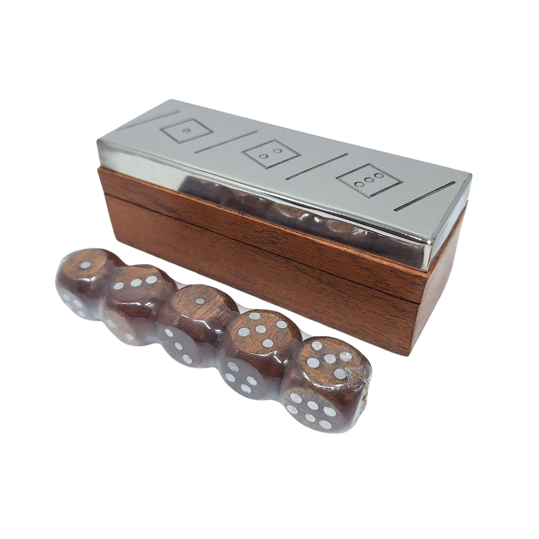 Hra s kockami s personalizovaným gravírovaním v drevenej škatuľke s kovovým vrchom, ideálna ako darček – G1117, 12.5x4.5x4.5 cm