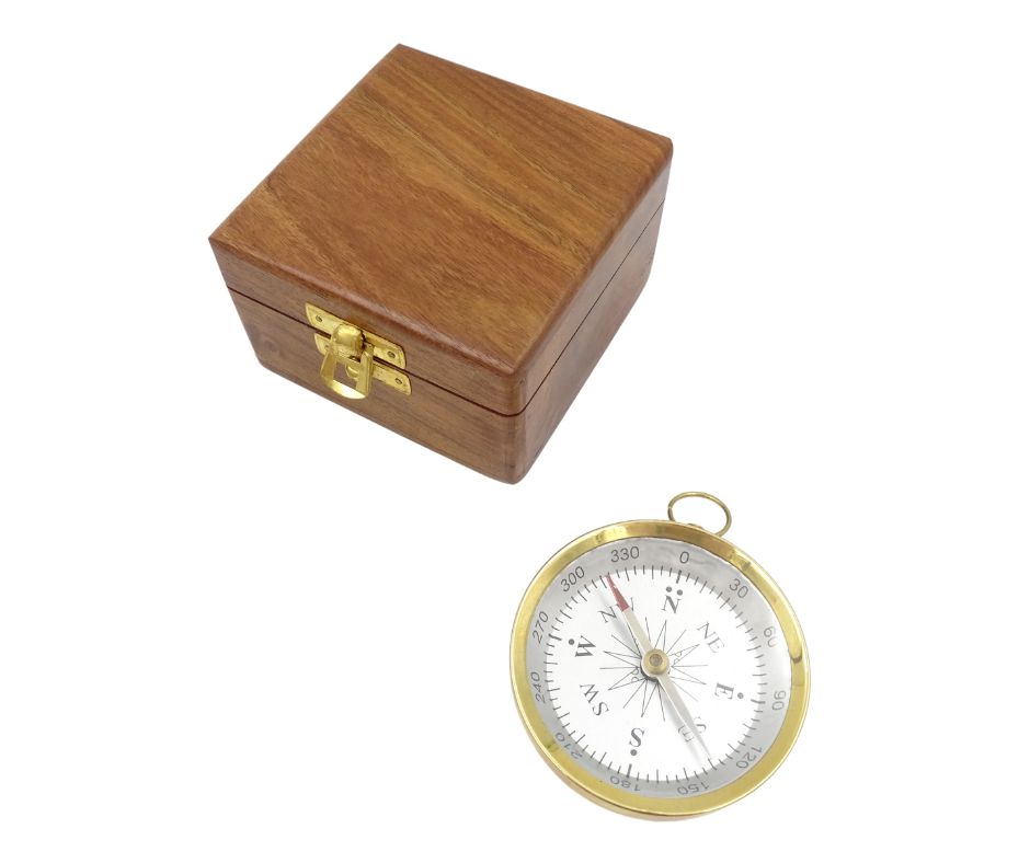 Mosadzný kompas v drevenej škatuľke s možnosťou personalizácie gravírovaním - elegantný darček pre milovníkov námornej tematiky, priemer 7,5 cm, výška 1,5 cm