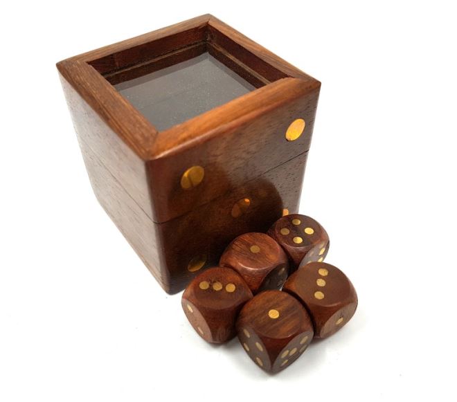Hra s kockami v elegantnej drevenej škatuľke so skleneným vrchom, možnosť personalizácie gravírovaním, ideálny darček, 5x5 cm, pre osoby staršie ako 14 rokov