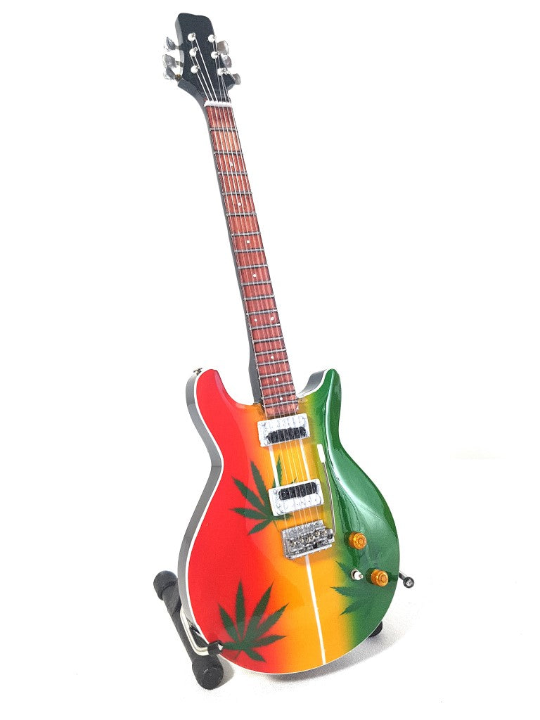 Mini gitara Bob Marley Tribute Ganja MGT-0468 s možnosťou personalizácie gravírovaním, ideálny darček pre fanúšikov reggae, ručne vyrobená z mahagónového dreva, výška 27,5 cm, farba žltá, červená, zelená, biela
