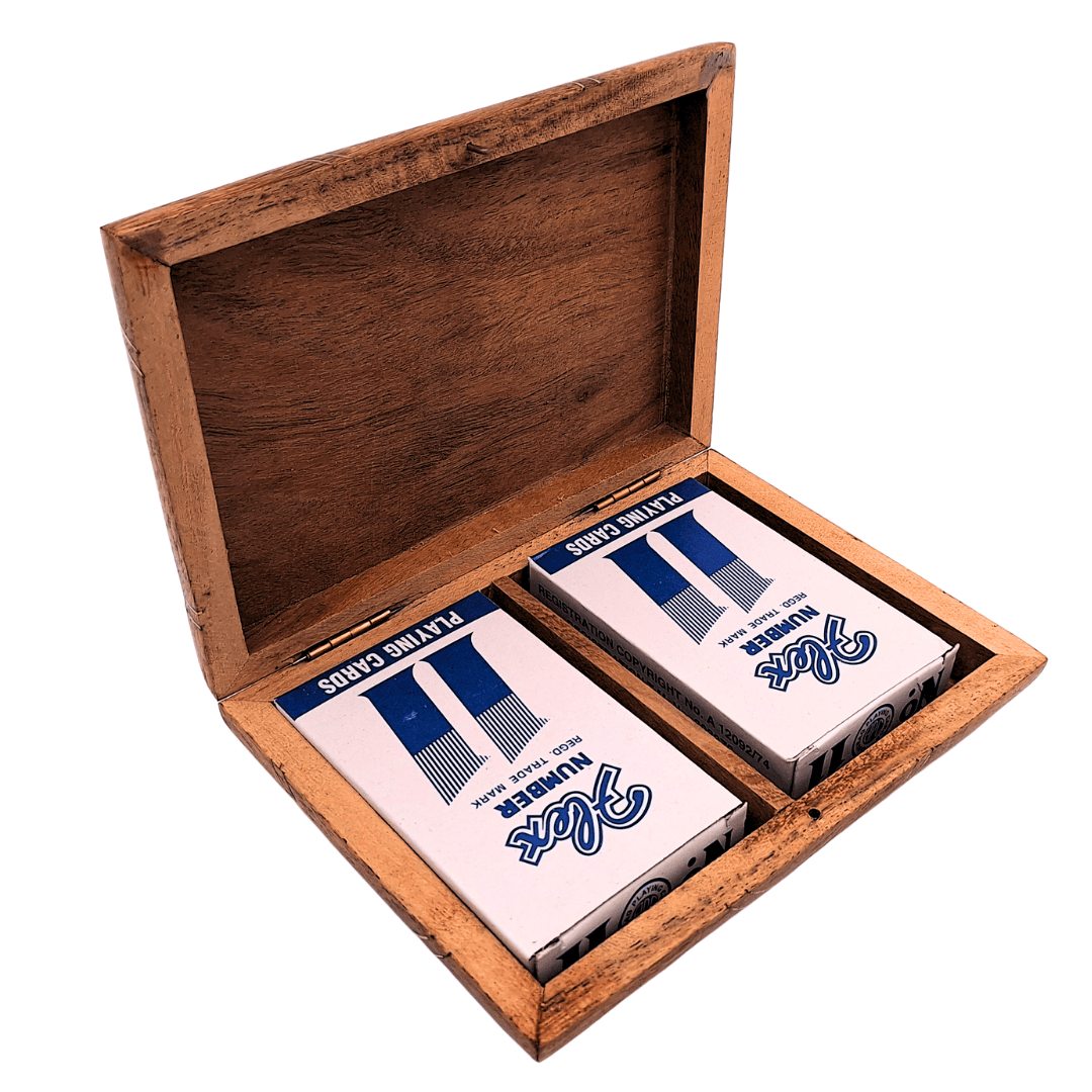 Elegantná súprava 2 balíčkov kariet v drevenej škatuľke s možnosťou personalizácie gravírovaním