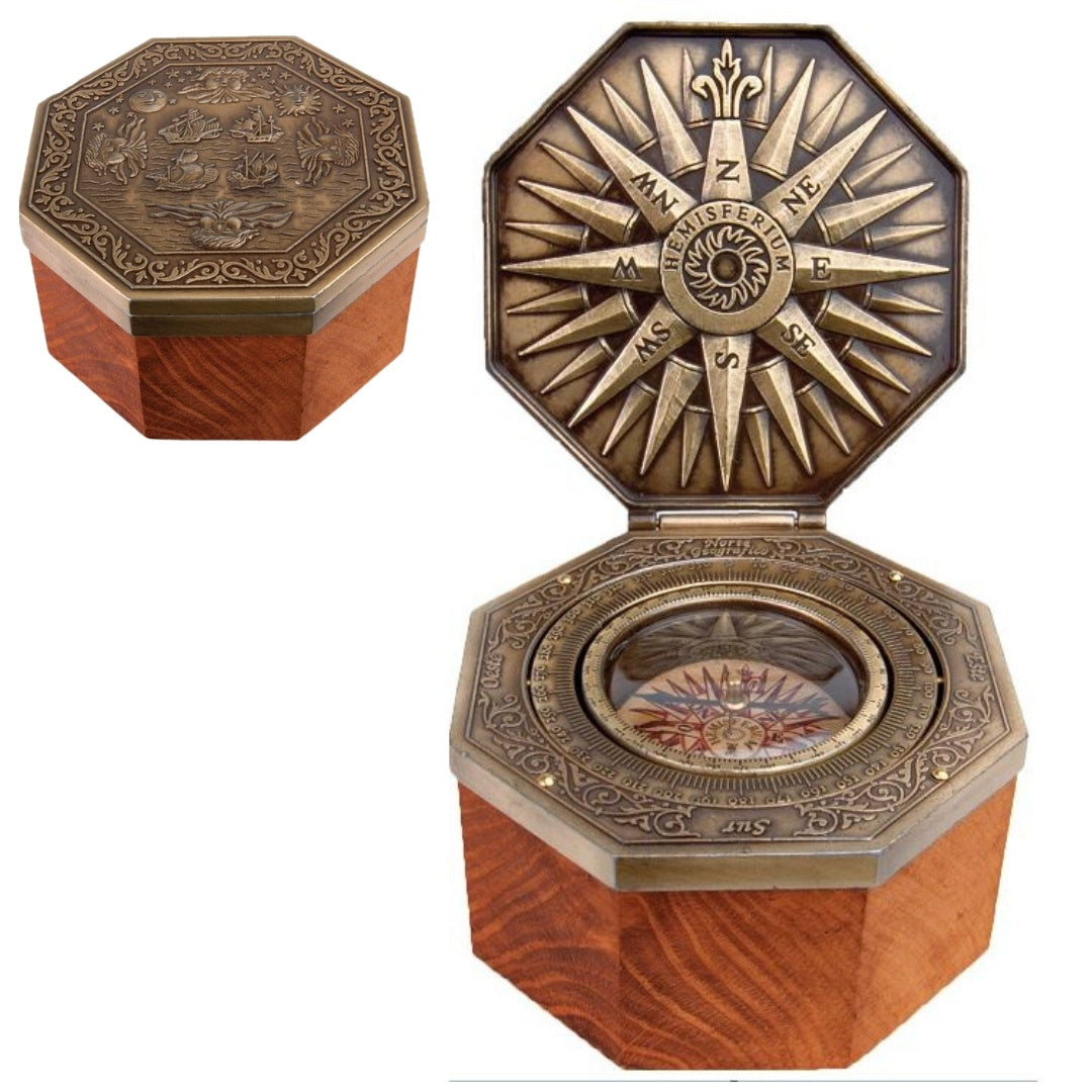 Exkluzívny magnetický kompas Cardan H43 z mosadze a dreva s personalizovaným gravírovaním