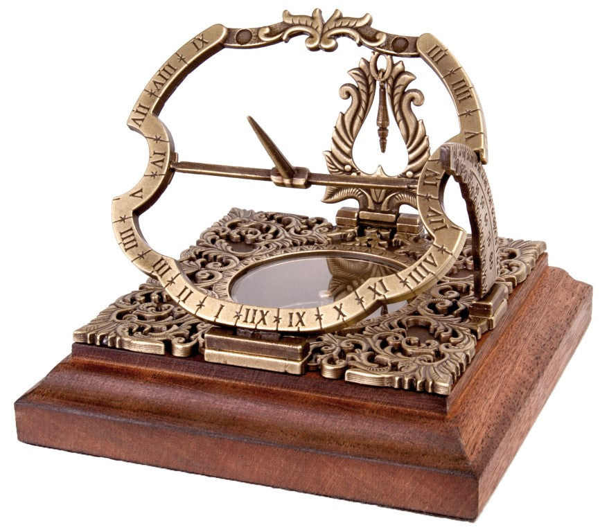 Mosadzné slnečné hodiny Habsburg H30 s možnosťou personalizácie gravírovaním, ideálne ako darček, v elegantnom augsburskom štýle, výška 10 cm, na drevenej základni