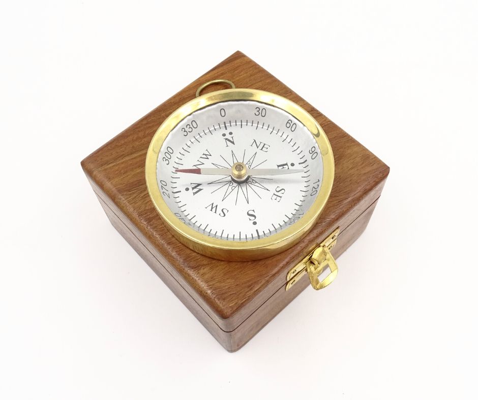 Mosadzný kompas v drevenej škatuľke s možnosťou personalizácie gravírovaním - elegantný darček pre milovníkov námornej tematiky, priemer 7,5 cm, výška 1,5 cm