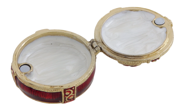 Exkluzívna kovová darčeková krabička s kryštálikmi B0118-08 v červeno-zlatej farbe, možnosť personalizácie gravírovaním, ideálna na šperky a ako elegantný darček pre každú ženu, rozmery 4x4x1 cm, glamour štýl