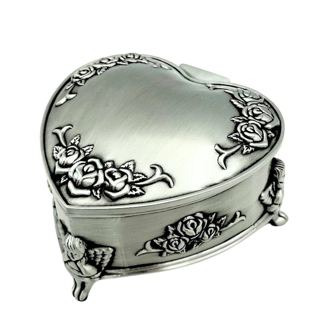 Kovová škatuľka v tvare srdca s možnosťou personalizácie gravírovaním – elegantný darček na Valentína, výročie alebo narodeniny, zdobená motívom ruže, rozmery 8,7 x 8,4 x 5,1 cm