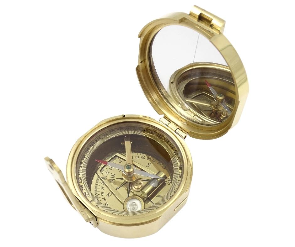 Mosadzný kompas Brunton CB5 v drevenej krabičke s možnosťou personalizácie gravírovaním
