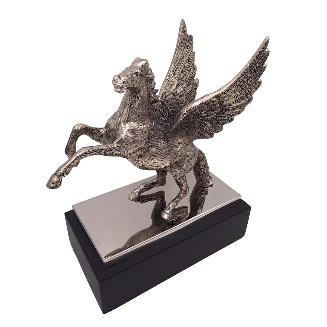 Dekoratívna figúrka Pegasa z hliníka na oceľovo-drevenom podstavci, personalizované gravírovanie, elegantný darček pre milovníkov gréckej mytológie, výška 36 cm, strieborná farba s čiernym podstavcom