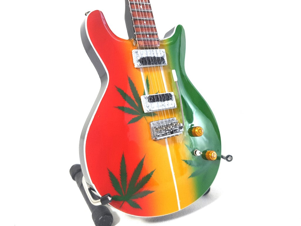 Mini gitara Bob Marley Tribute Ganja MGT-0468 s možnosťou personalizácie gravírovaním, ideálny darček pre fanúšikov reggae, ručne vyrobená z mahagónového dreva, výška 27,5 cm, farba žltá, červená, zelená, biela