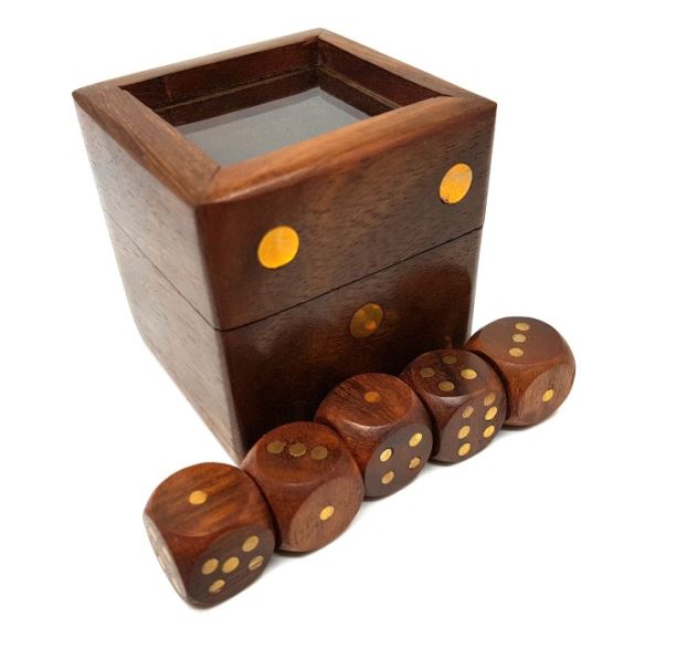 Hra s kockami v elegantnej drevenej škatuľke so skleneným vrchom, možnosť personalizácie gravírovaním, ideálny darček, 5x5 cm, pre osoby staršie ako 14 rokov