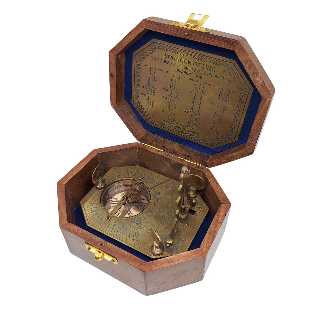Elegantný mosadzný kompas so slnečnými hodinami v drevenej škatuľke - ideálny darček pre cestovateľov, retro štýl, rozmery: 11.5 x 8.8 x 9.0 cm, materiál: mosadz a drevo