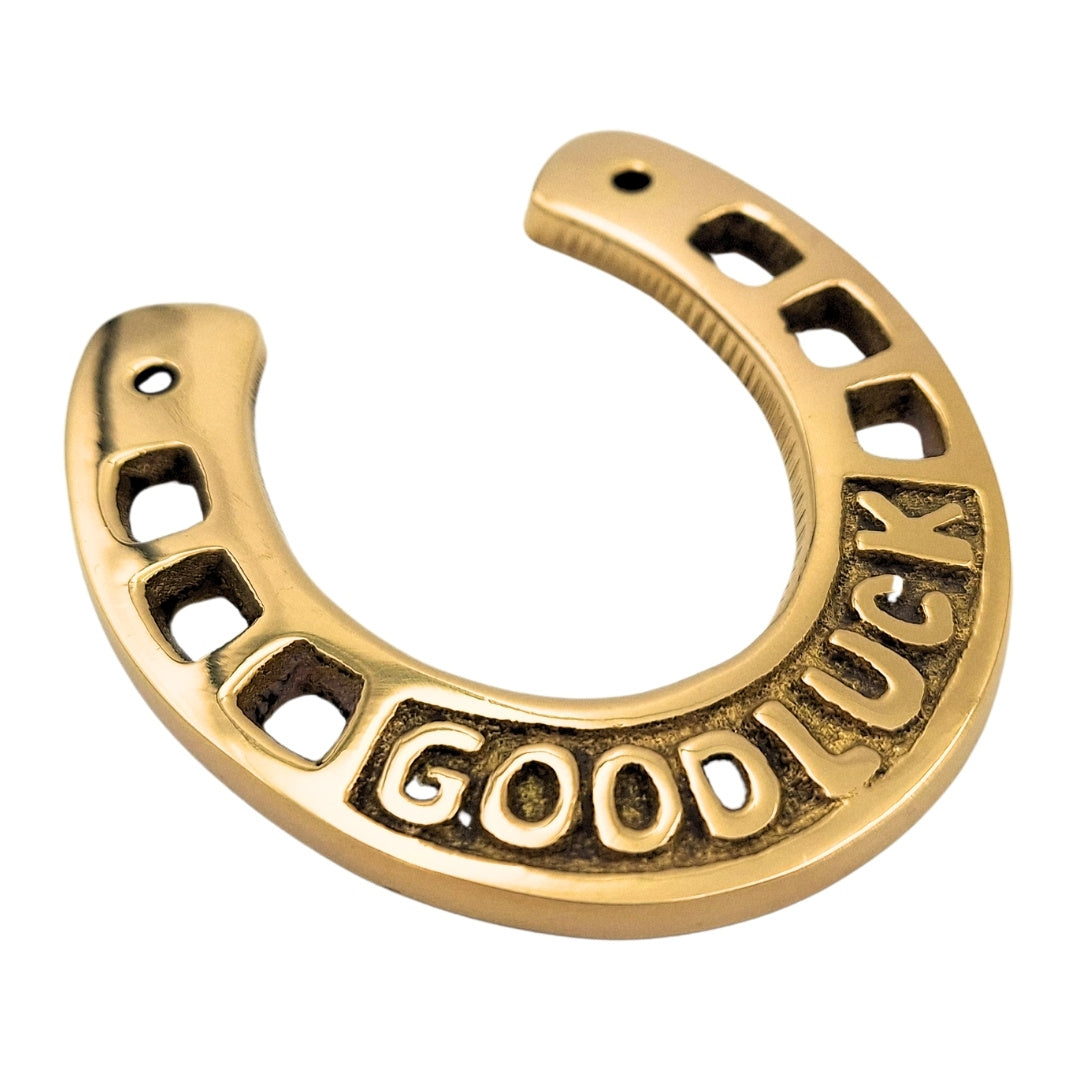 Mosadzná podkova šťastia 7 cm s gravírovaním - elegantný darček do nového domu, k maturite alebo do novej práce, zlatá ozdoba s nápisom Good Luck