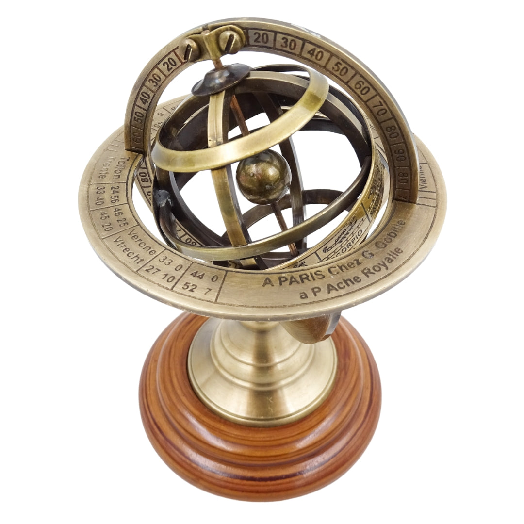 Mosadzné astrolábium 14cm s gravírovaním - jedinečný darček pre milovníkov astronómie, elegantná dekorácia z mosadze a dreva v zlatej farbe