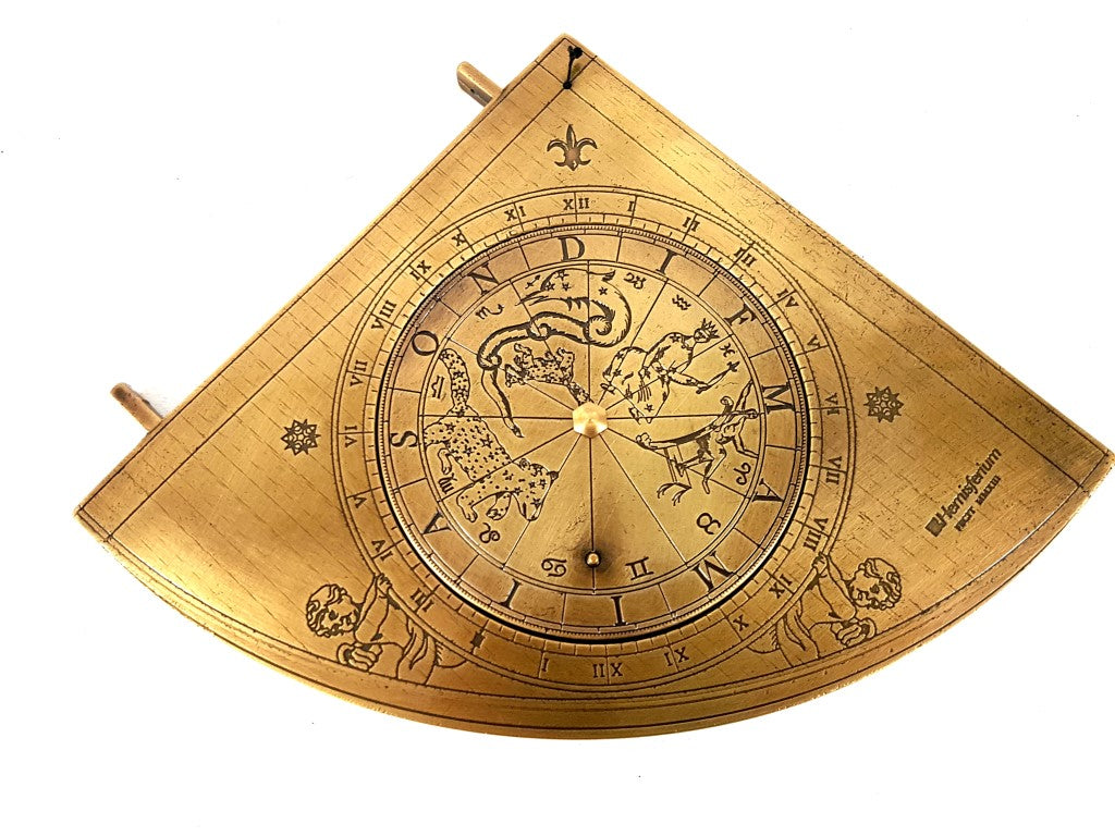 Mosadzný solárny kvadrant Gunter H39 s drevenou základňou, možnosť personalizácie gravírovaním, ideálny darček pre milovníkov astronómie, výška 17 cm, elegantné darčekové balenie