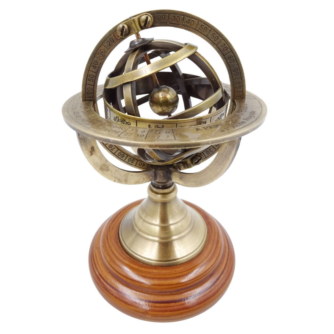 Mosadzné astrolábium 14cm s gravírovaním - jedinečný darček pre milovníkov astronómie, elegantná dekorácia z mosadze a dreva v zlatej farbe