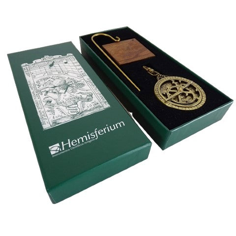 Miniatúrne astrolábium H81 na drevenom podstavci s možnosťou personalizácie gravírovaním - elegantný dekoratívny prvok ako darček pre milovníka astronómie, výška 13 cm, priemer 4,5 cm, výnimočné vyhotovenie s dôrazom na detaily