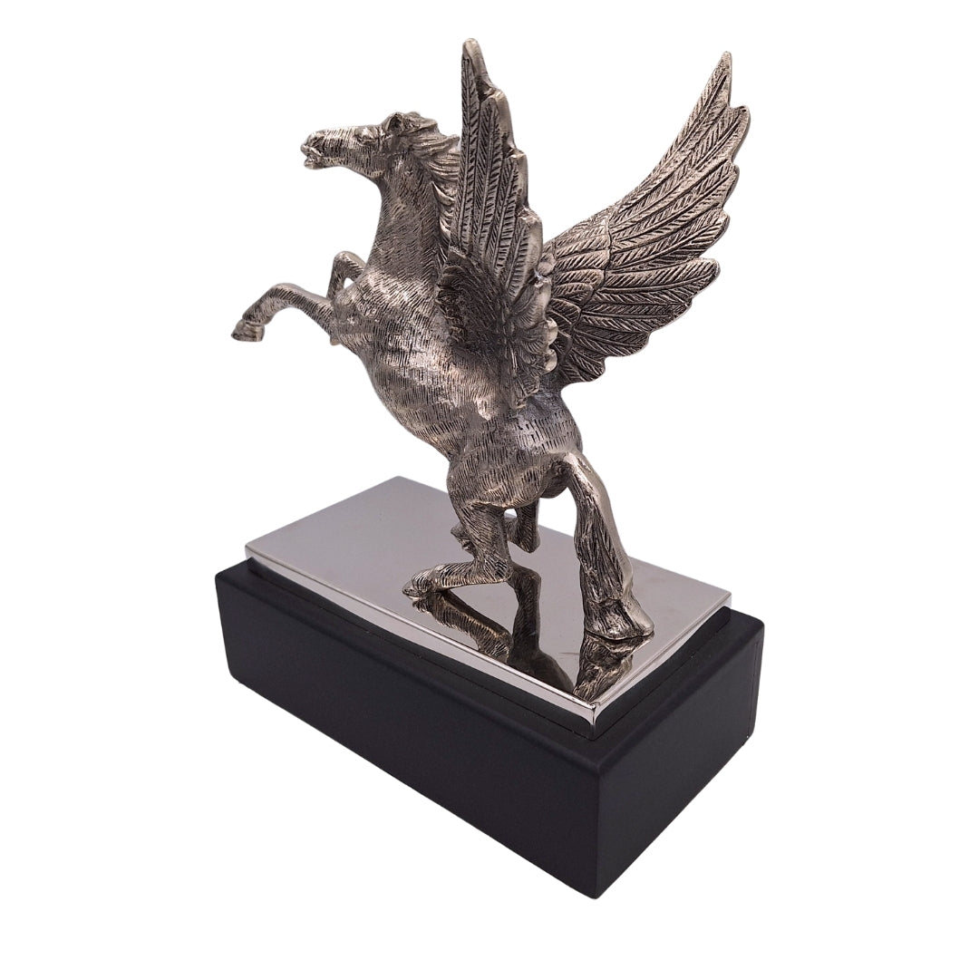 Dekoratívna figúrka Pegasa z hliníka na oceľovo-drevenom podstavci, personalizované gravírovanie, elegantný darček pre milovníkov gréckej mytológie, výška 36 cm, strieborná farba s čiernym podstavcom