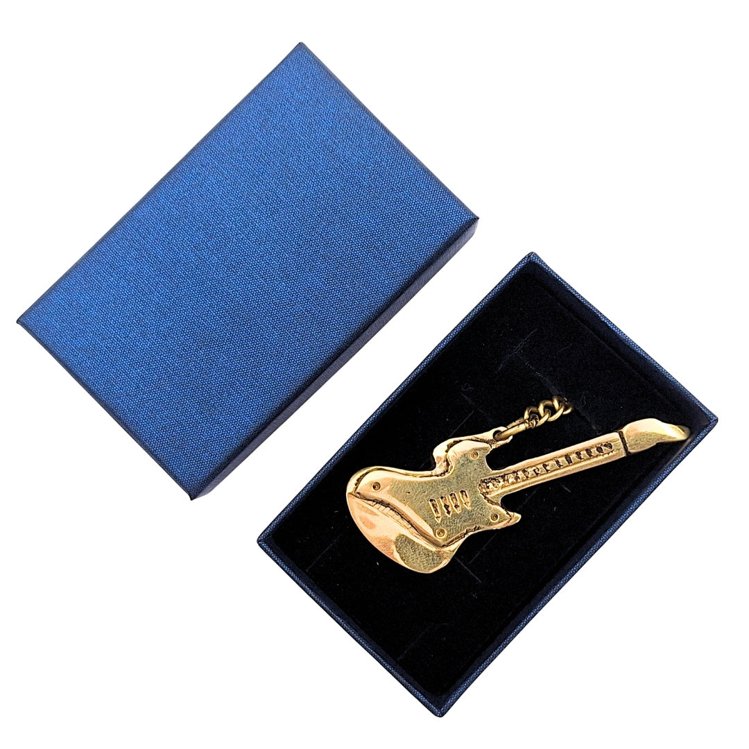 Mosadzný prívesok na kľúče v tvare gitary s možnosťou personalizácie gravírovaním – elegantný darček pre gitaristu a milovníka hudby, 10 cm, tmavomodrá škatuľka