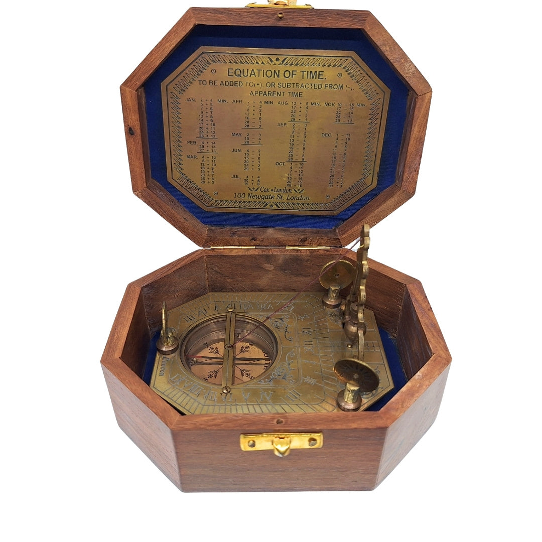 Elegantný mosadzný kompas so slnečnými hodinami v drevenej škatuľke - ideálny darček pre cestovateľov, retro štýl, rozmery: 11.5 x 8.8 x 9.0 cm, materiál: mosadz a drevo