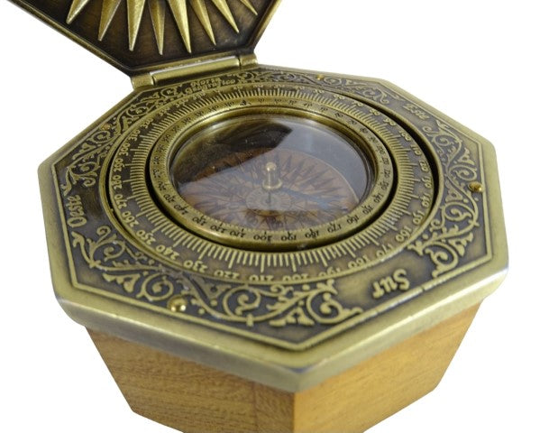 Exkluzívny magnetický kompas Cardan H43 z mosadze a dreva s personalizovaným gravírovaním