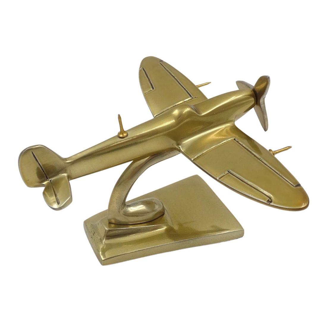 Model lietadla Spitfire, zlatá stíhačka z WWII, s možnosťou personalizácie gravírovaním – elegantný darček pre milovníkov letectva, vyrobený z hliníka, rozmery 15 × 13 × 8 cm