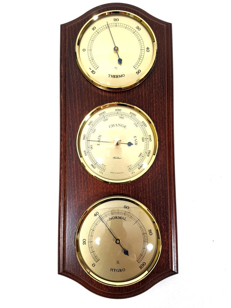 Meteorologická stanica Fischer 9176-22 s barometrom, vlhkomerom a teplomerom v mosadznom ráme na mahagónovej základni s možnosťou personalizácie gravírovaním